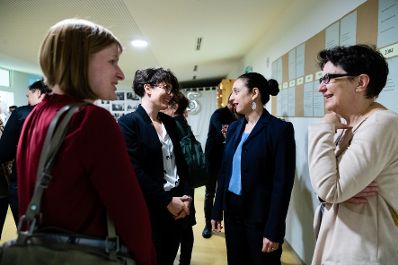Am 7. November 2019 eröffnete Bundesministerin Ines Stilling (m.r.) anlässlich des 35-jänrigen Bestehens des Bildungs-, Beratungs- und Therapiezentrums für Immigrantinnen in Wien die Ausstellung „Lernen Sie Geschichte kennen“.